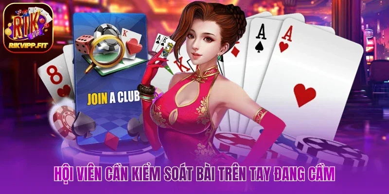 Hội viên chú ý kiểm soát bài trên tay đang cầm